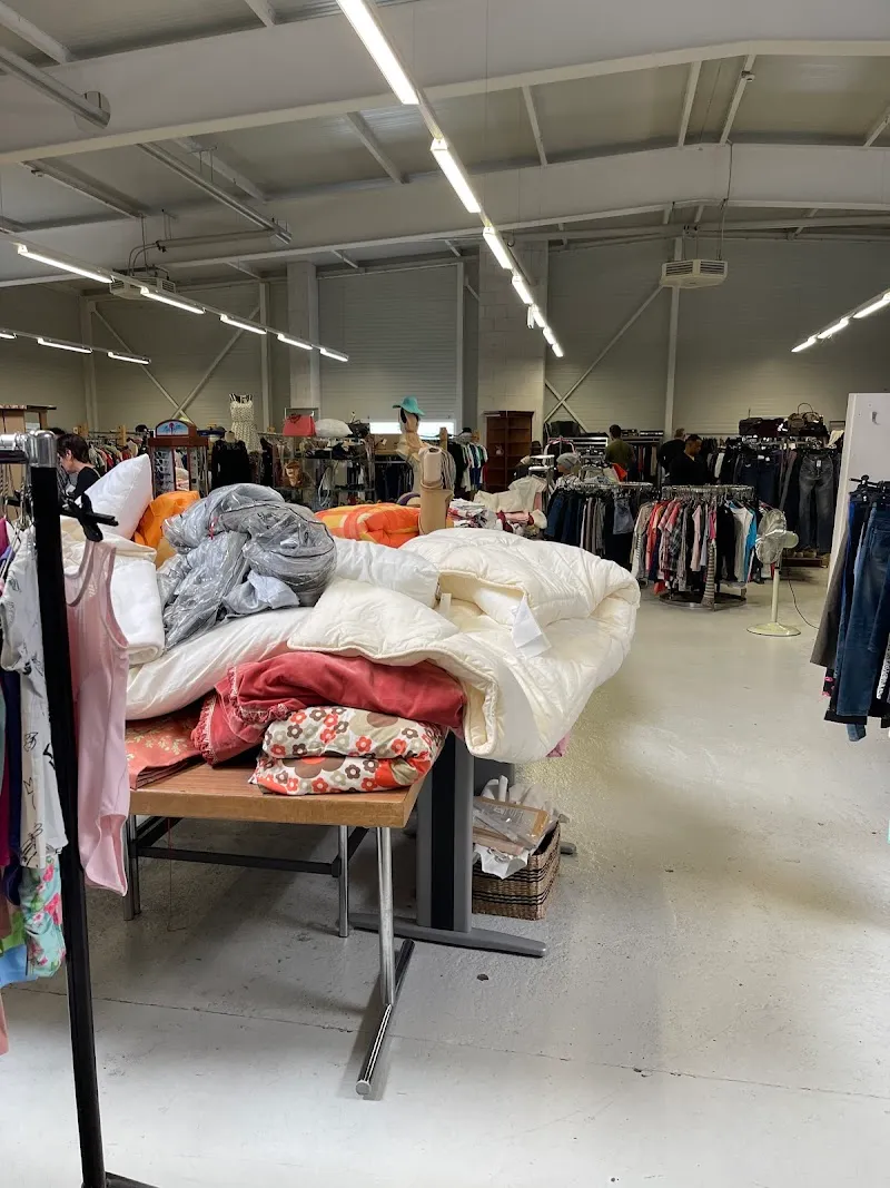 Brocante Renfile du CSP — Zoofachhandel, Meyrin, Genf. Foto 3