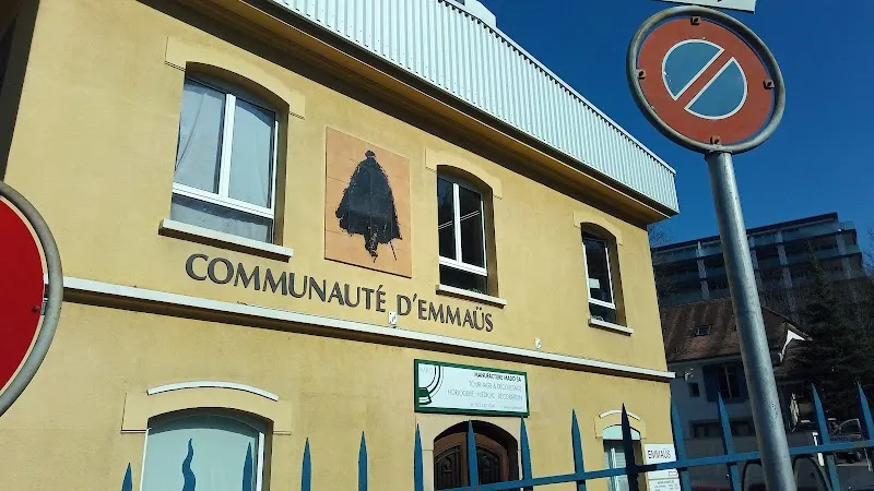 Emmaüs Genève — Zoofachhandel in Carouge, Genf. Bewertung 4.1/5.