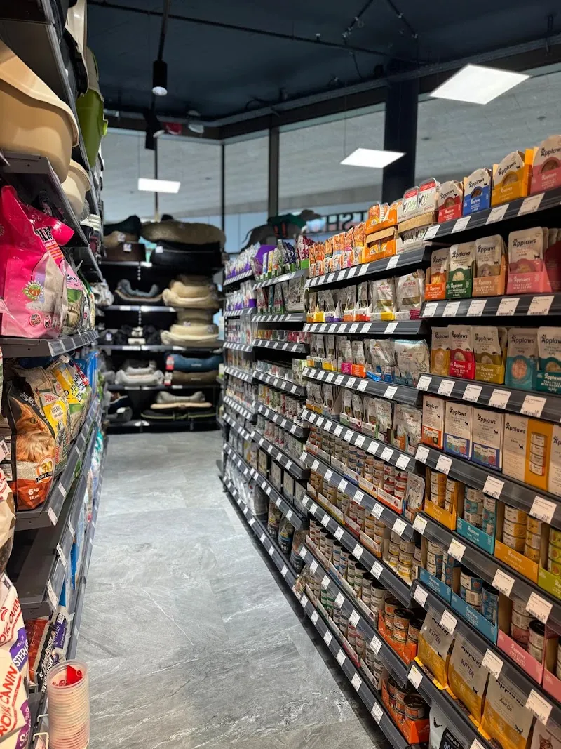 Petfriends Samedan — Zoofachhandel, Samedan, Graubünden. Foto 2