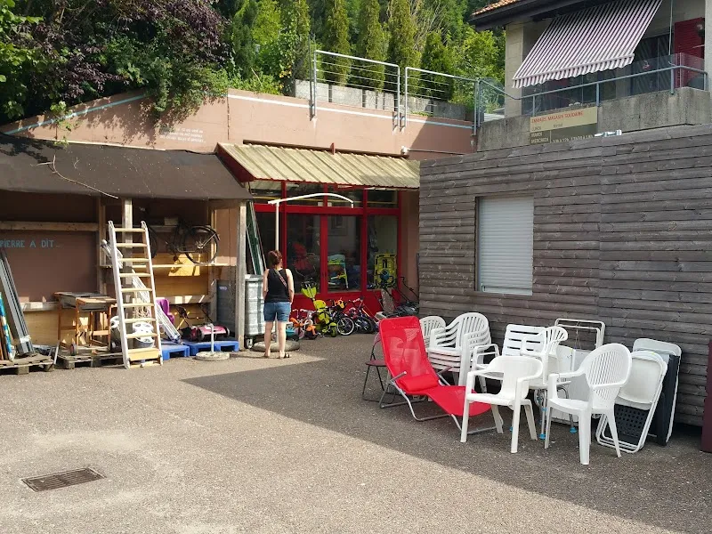 Communauté Emmaüs La Joux-Perret — Zoofachhandel in La Chaux-de-Fonds, Neuenburg. Bewertung 4.3/5.