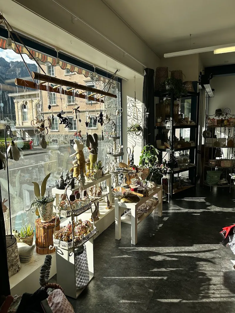 pourtoi gmbh — Zoofachhandel, Erstfeld, Uri. Foto 3